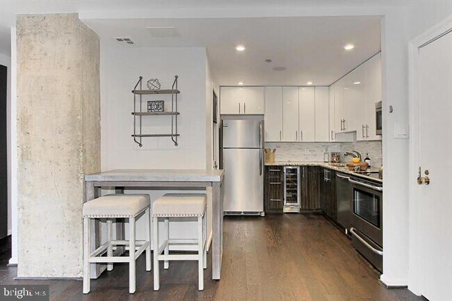 Building Photo - 1301 N Courthouse Rd