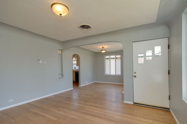 Building Photo - Charming with happy atmosphere  3BR House ...