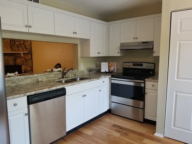 Building Photo - TOWNHOUSE  IN GREAT  NORTH RALEIGH LOCATIO...