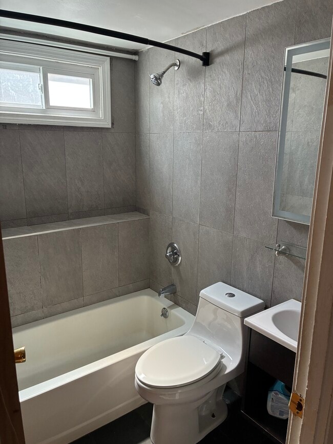 Building Photo - 4 Gladeside Ter