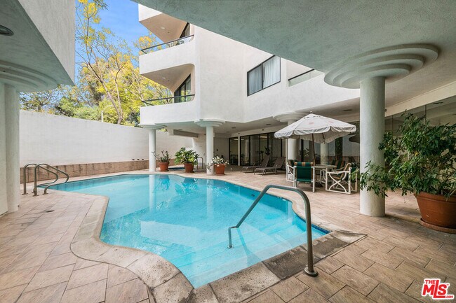 Foto del edificio - 450 N Maple Dr