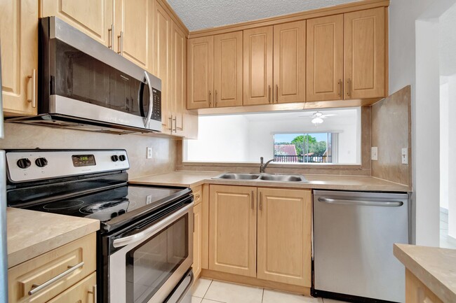 Foto del edificio - 8431 Royal Palm Blvd