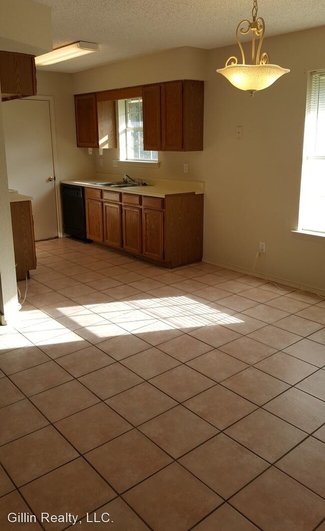 Building Photo - 3 br, 1 bath House - 521 Heather Ln