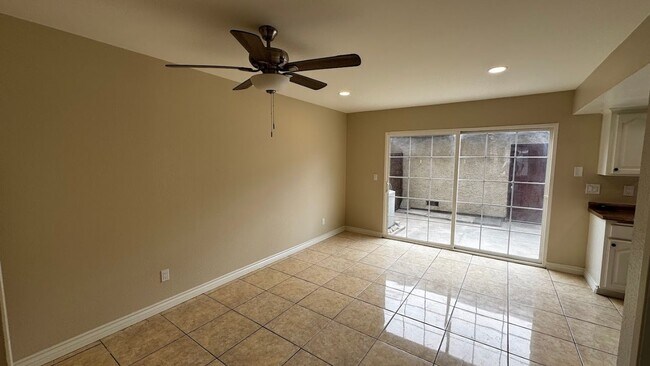 Foto del edificio - Newly Renovated Spacious 3-Bedroom Townhom...