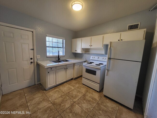 Foto del edificio - 2648 Dellwood Ave