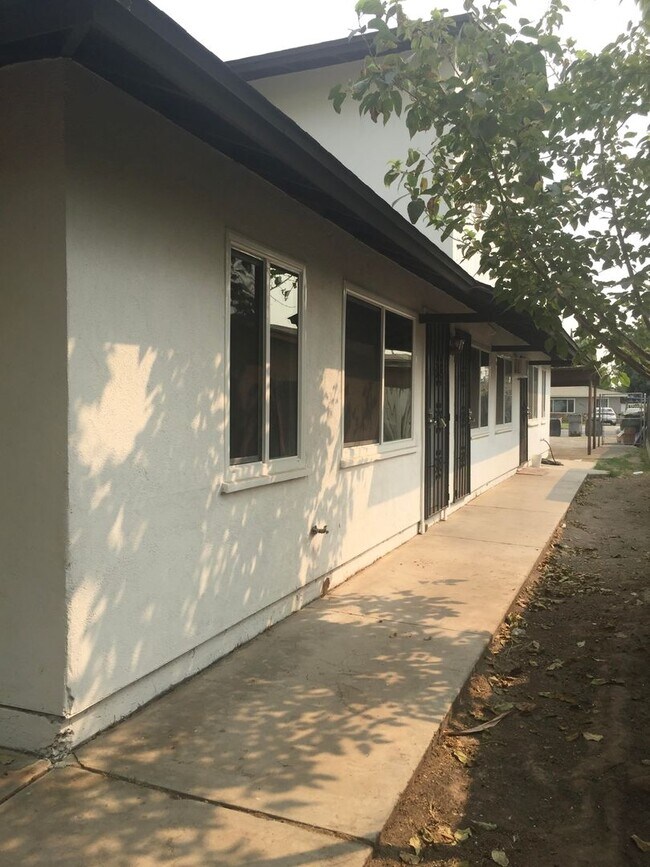 Building Photo - Cedar Triplex