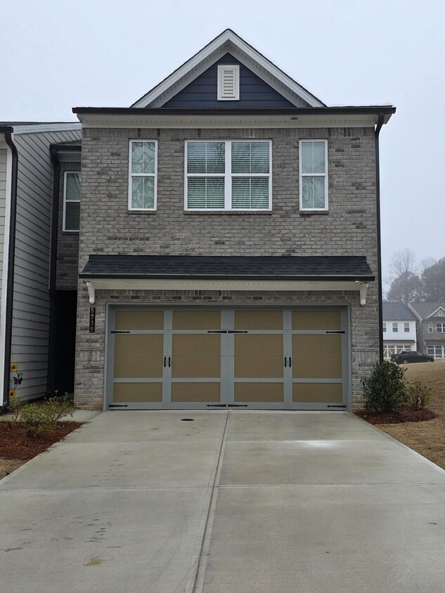 Foto principal - Modern & Spacious 3BR End Unit Townhome in...