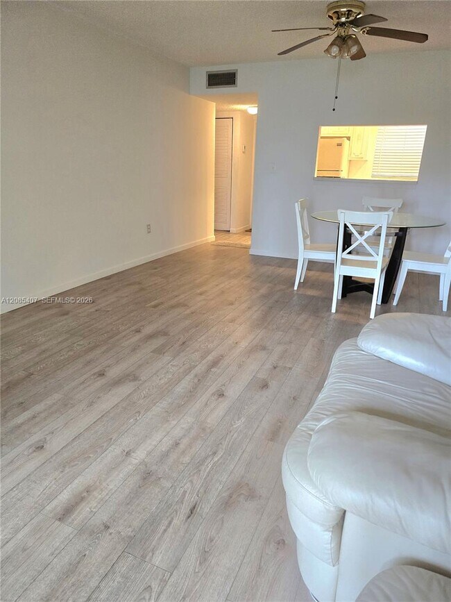 Foto del edificio - 3000 Sunrise Lakes Dr W
