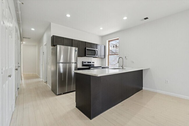 Photo - 1919 W Diamond St Apartment