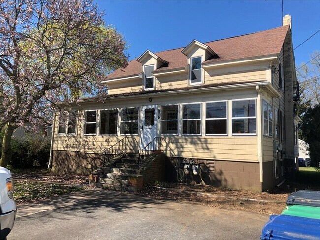 Building Photo - 975 W Shore Rd