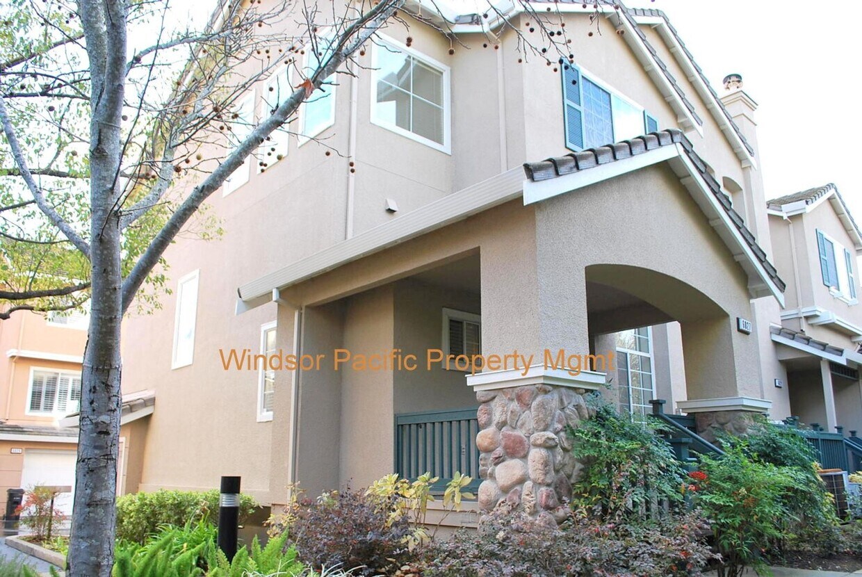 Foto principal - Bright & Modern Townhouse in Beautiful Danville! Close to Blackhawk Plaza!