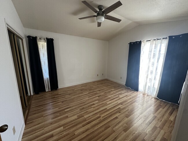 Foto del edificio - 49400 River Park Rd