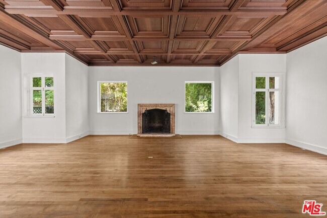Building Photo - 808 Woodacres Rd