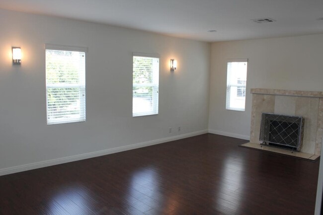 Building Photo - 1014 S Mansfield Ave