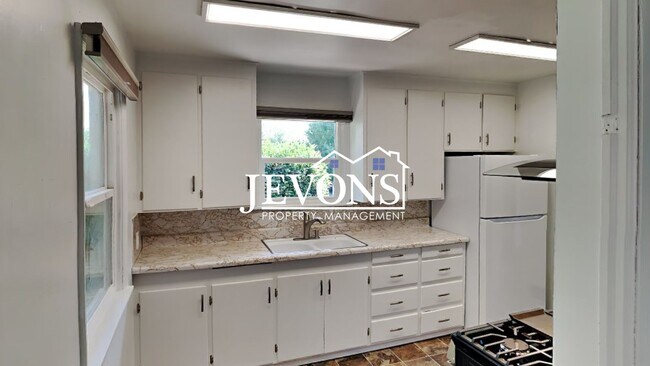 Foto del edificio - Charming 3-bedroom home with large fenced ...