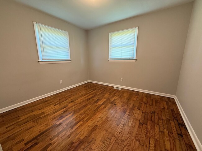 Building Photo - Great 3 bedroom 2 bath witb garage