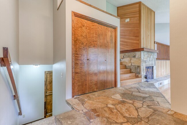 Building Photo - Custom, Vintage 4BD Salmon Creek Home!