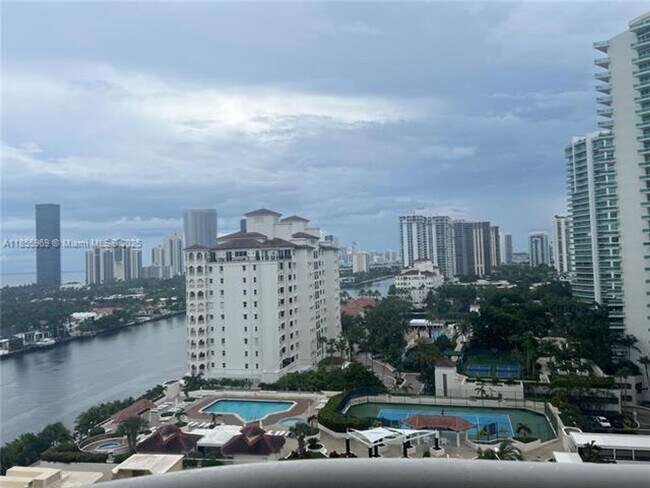 Foto del edificio - 20191 E Country Club Dr