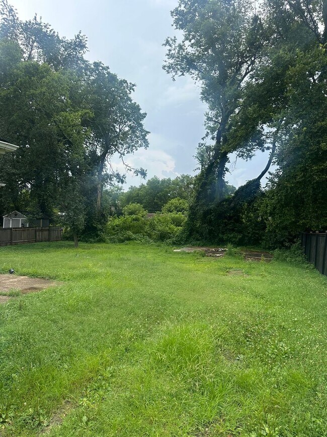 Foto del edificio - 4 Bedroom and 2 Bath home with large yard