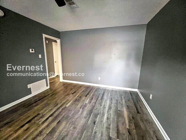 Building Photo - 2 Bed/1 Bath Townhome with Off-Street Park...
