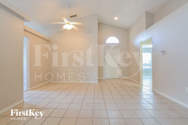 Foto del edificio - 521 Finch Ln