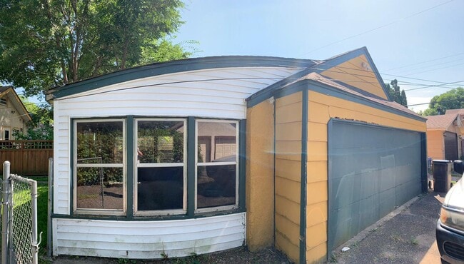Building Photo - LARGE 3BED/1BATH/GARAGE/YARD - SINGLE FAMI...