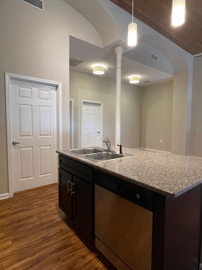 Building Photo - Stunning Two Bedroom Apartment in the Hear...