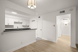 Building Photo - 2020 S Congress Ave
