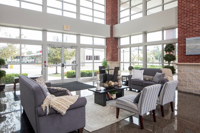 Foto del edificio - The Atrium @ Anderson Station: In-Unit Washer & Dryer, Cold Water Included, Fitness Center, and C...