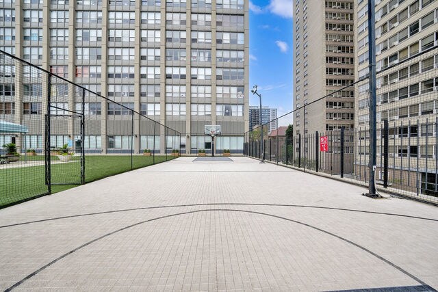 Foto del edificio - 655 W Irving Park Rd