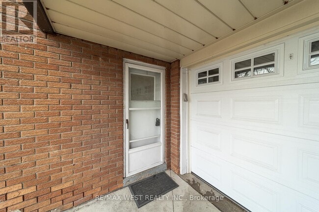 Building Photo - 2534 Palisander Ave