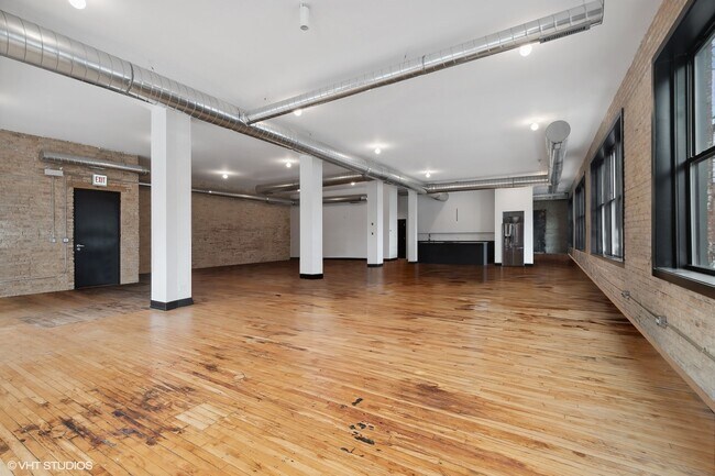 Building Photo - 1834 W North Ave