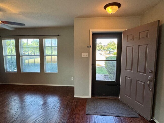 Foto del edificio - 13287 Fowler Dr