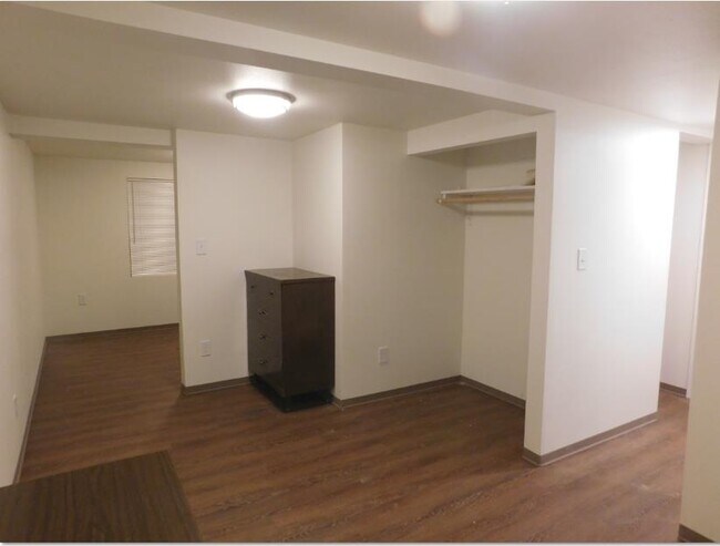 Vista del dormitorio hacia la sala de estar a la izquierda. - 335 NE Kamiaken St