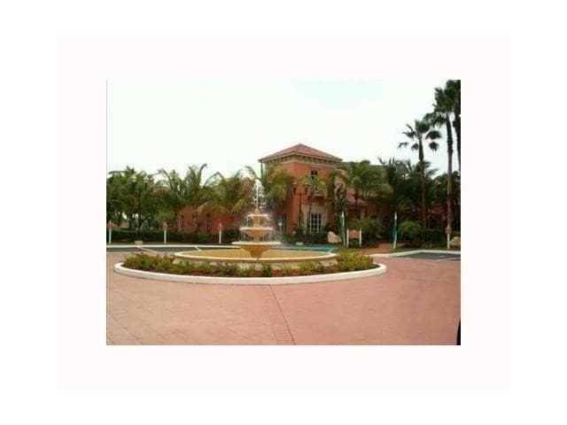 Foto del edificio - 8290 Lake Dr