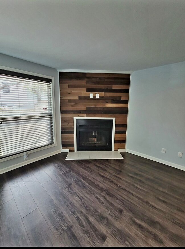 Foto del edificio - EAST OF 17 TOWNHOME
