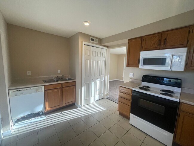 Building Photo - 2 Bed 1 Bath in East Denver Coming Soon!