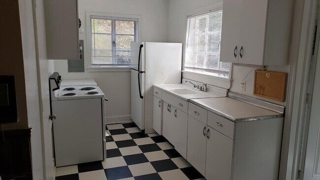 Building Photo - Adorable Summerville Cottage