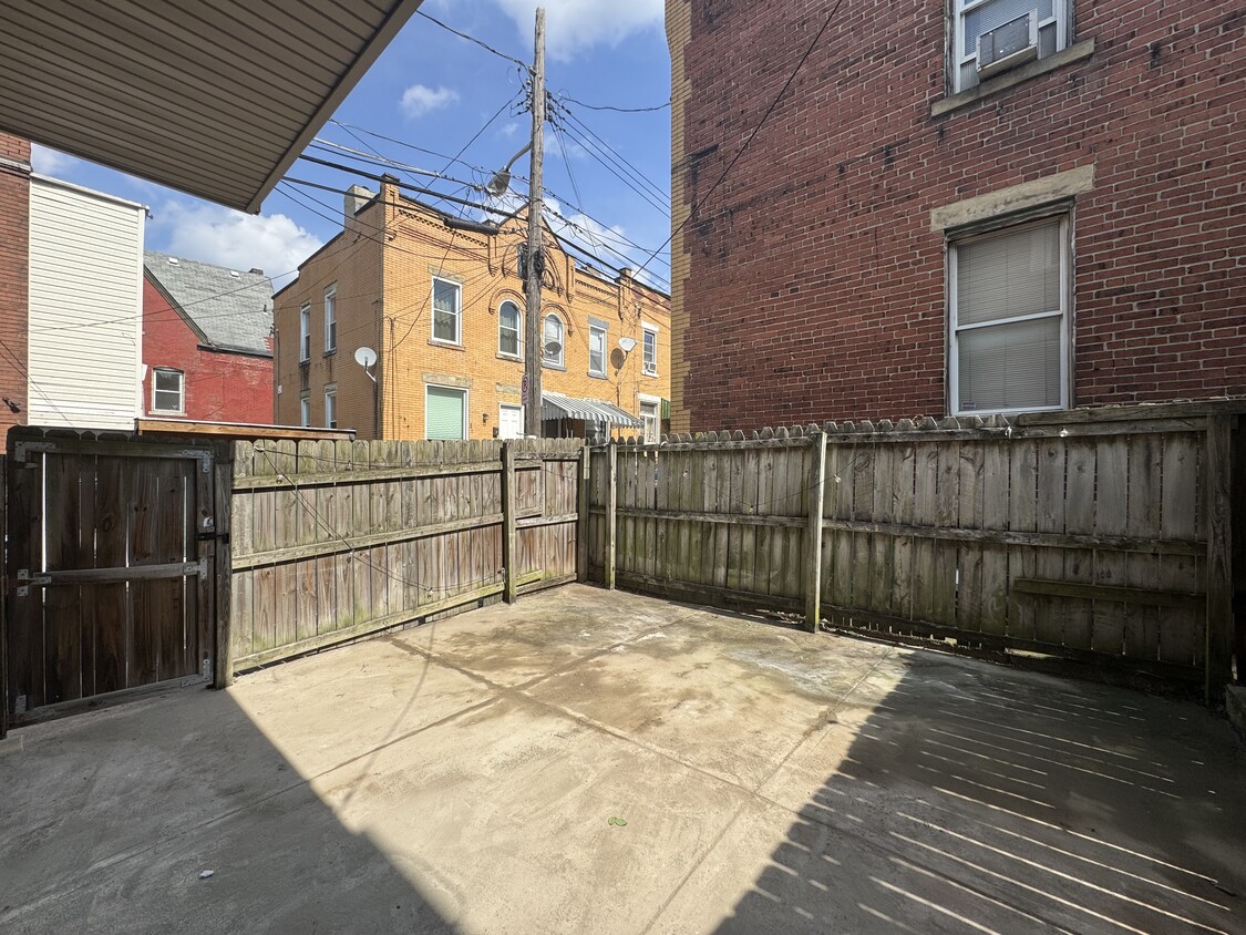Primary Photo - 3274 Ward St
