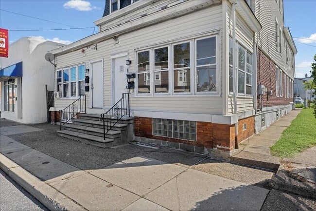 Building Photo - 204 N Broadway