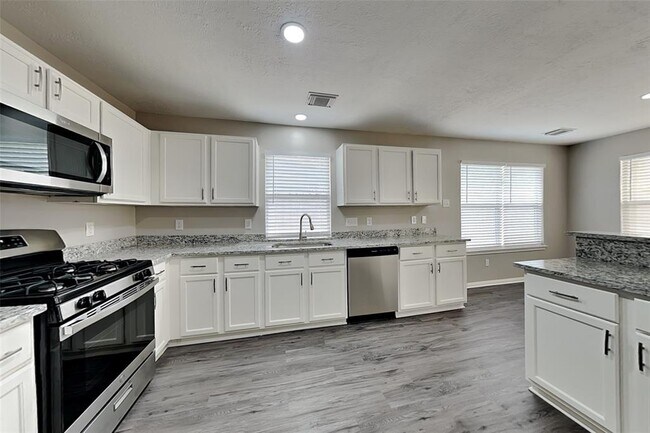 Foto del edificio - 4931 Sentry Woods Ln