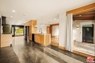 Building Photo - 826 N Kilkea Dr
