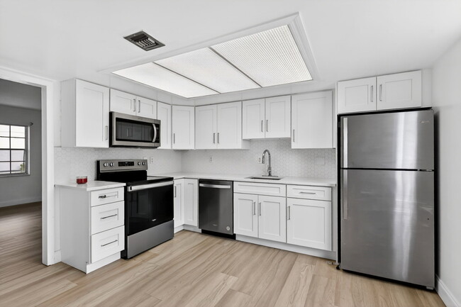 Building Photo - Plantation Apartments