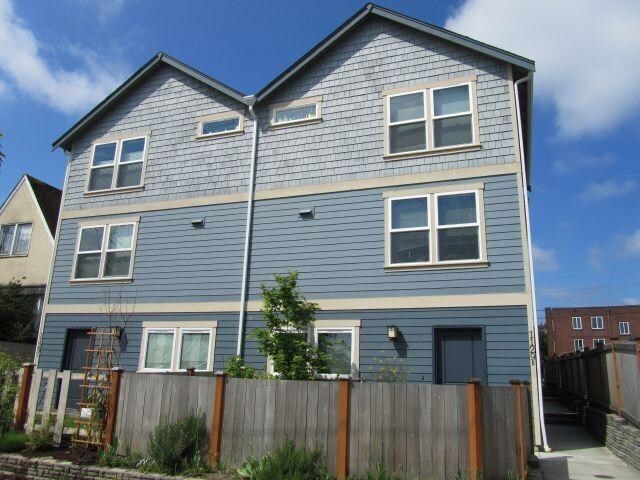 Primary Photo - Beautiful 3 Bed 2.5 Bath Townhome near Sea...