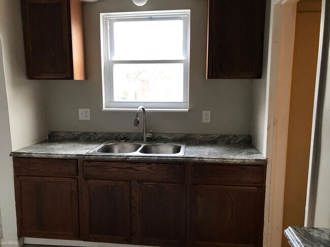 Building Photo - 4707 Buckingham Ave