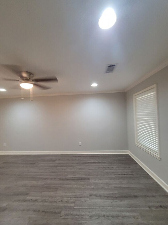 Building Photo - Home in Benton