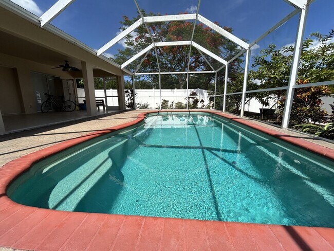Building Photo - Stunning   3-Bedroom Home with 2 Full Bath...