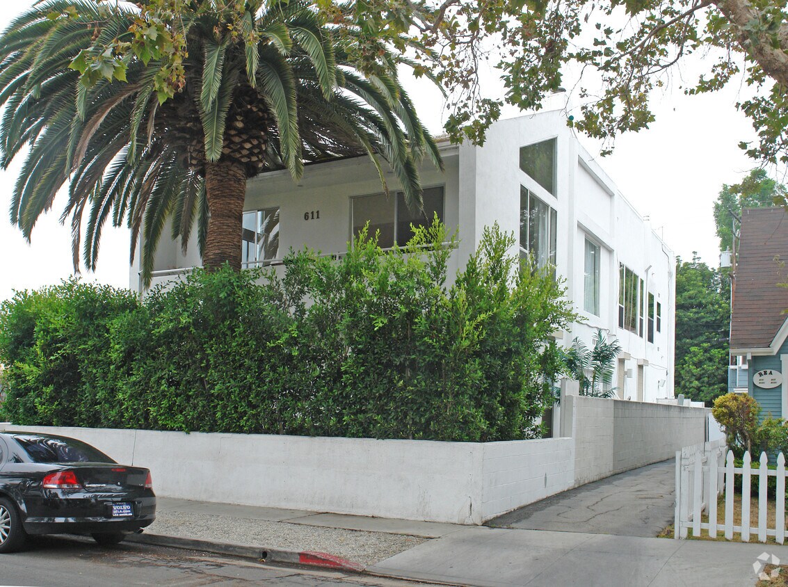Foto del edificio - 609-613 Westmount Dr