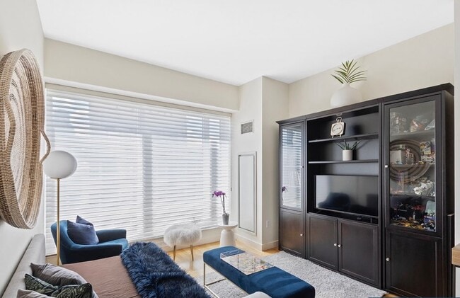 Building Photo - 400 Stuart St