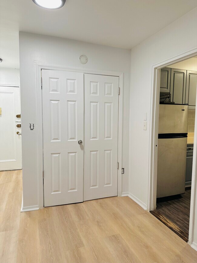 Building Photo - 766 Bronxriver Road, Unit B17